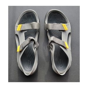 Mens Size 9 crocs sandles. Grey & Yellow